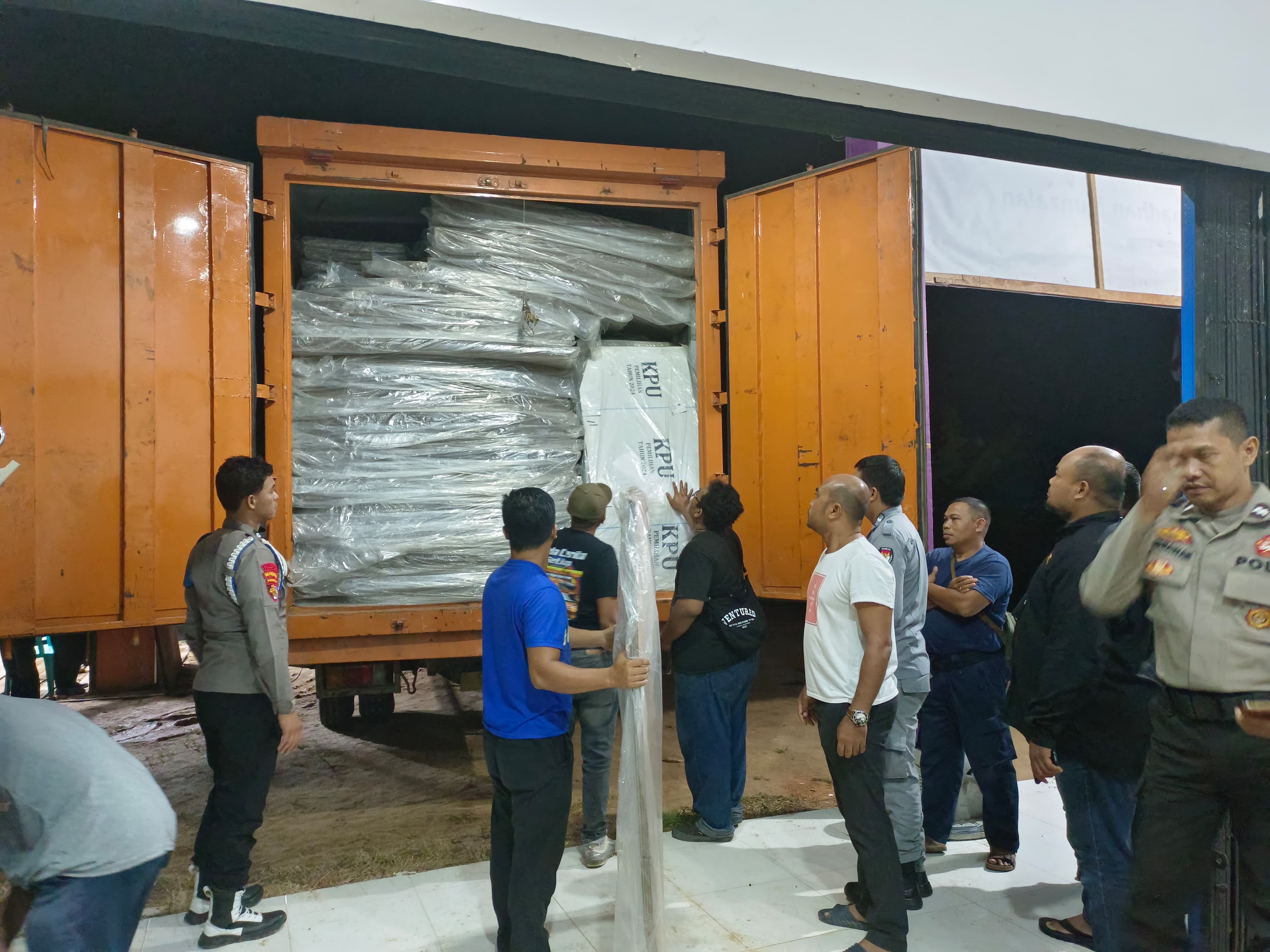 PENGAWASAN: Bawaslu Kabupaten Kayong Utara lakukan pengawasan secara pendistribusi logistik ke gudang KPU Kabupaten Kayong Utara.