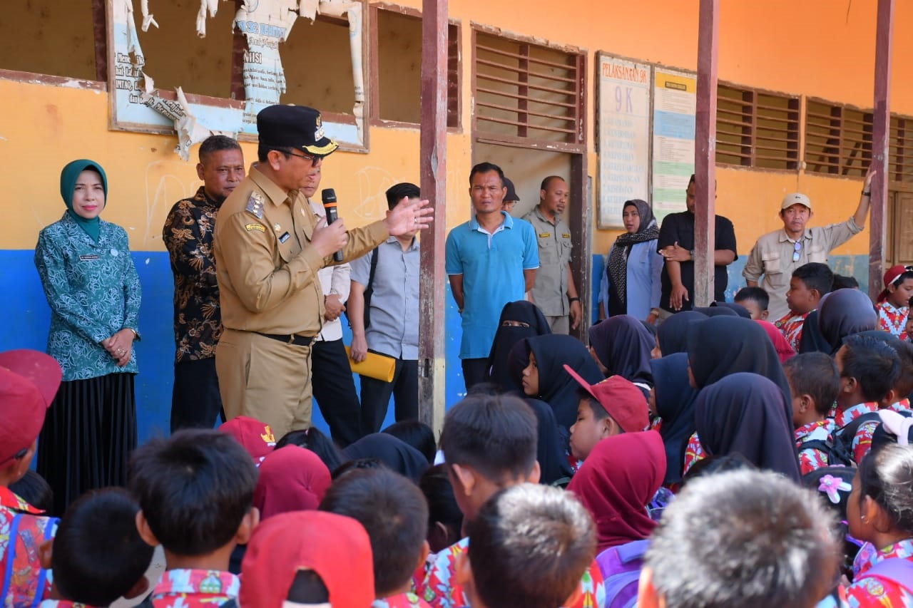 KUNJUNGAN: Penjabat Bupati Kayong Utara Alfian saat berada di SDN 02 Jelutung, Kecamatan Simpang Hlir.