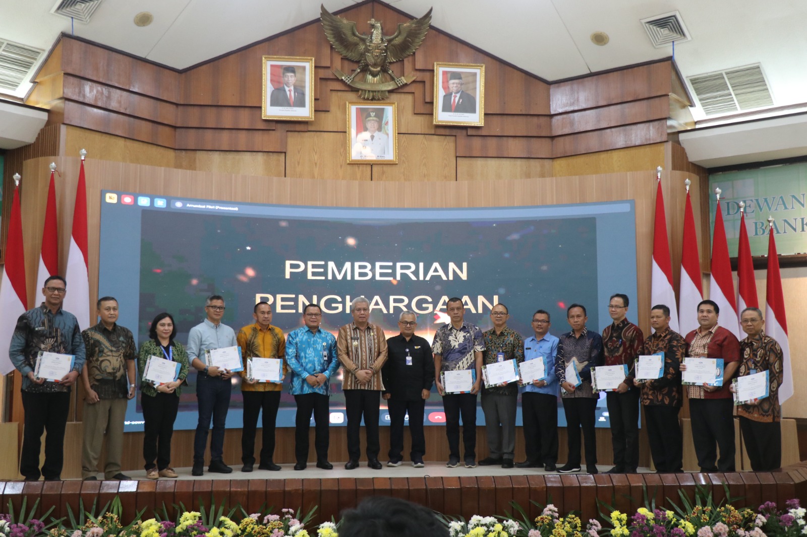 FOTO BERSAMA : Foto bersama kegiatan Workshop dan Coffee Talk Penguatan Tata Kelola BUMD, BLUD Kesehatan serta BUMDesa yang digelar di Aula Kantor Bank Kalbar, Rabu (10/10).