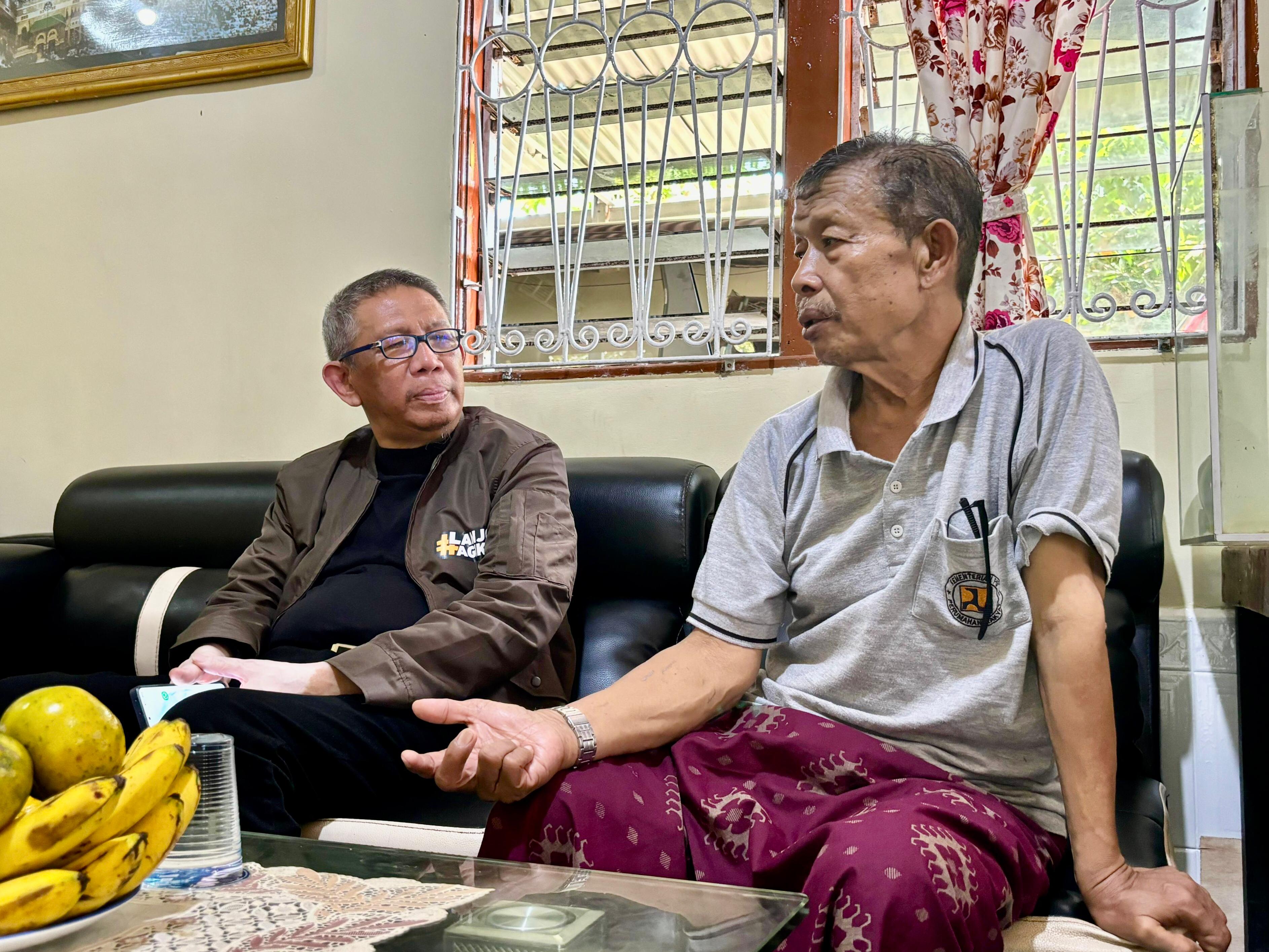 MENJENGUK: Sutarmidji berbincang dengan Ustaz Jawani saat menjenguk tokoh muslim Kota Singkawang itu di kediamannya, Kamis (10/10).