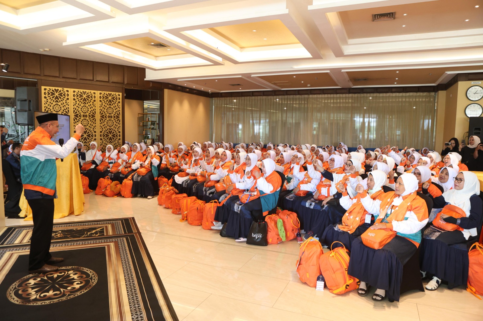 UMRAH : Rombongan Ibu-ibu nasabah BTPN Syariah dalam kegiatan seremoni pelepasan Umrah Satu Pesawat di Jakarta. Program Umrah Satu Pesawat dilaknsakan oleh BTPN Syariah.