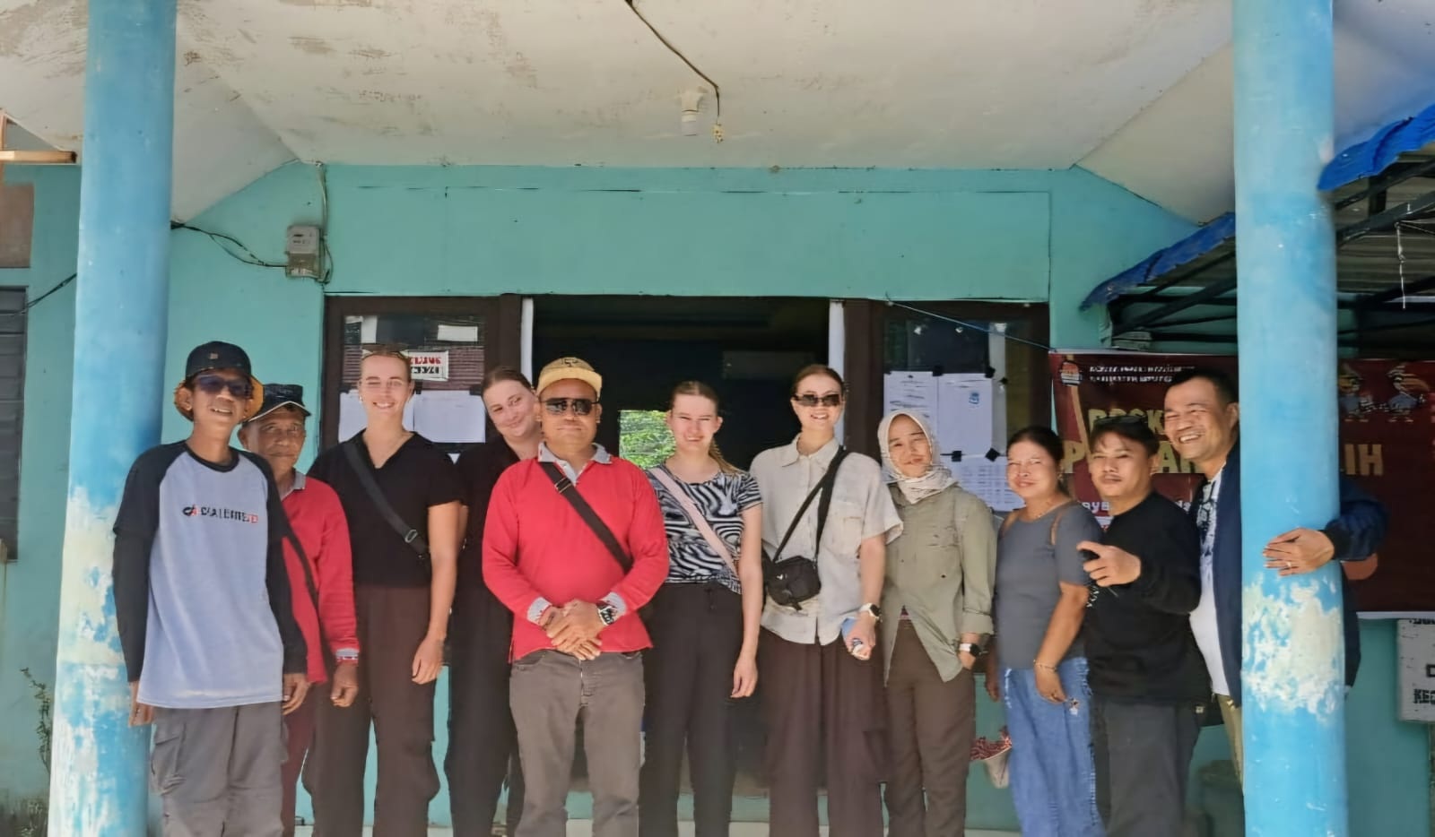 KUNJUNGAN : Empat orang mahasiswa dari Norwegia University of Science and Technology (NTNTU) mengunjungi Desa Sekabuk.