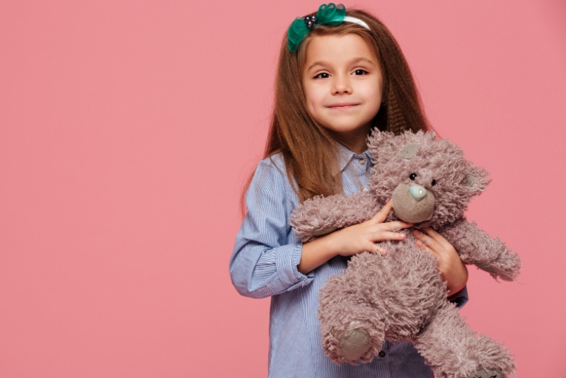 Ilustrasi anak dan boneka kesayangannya.