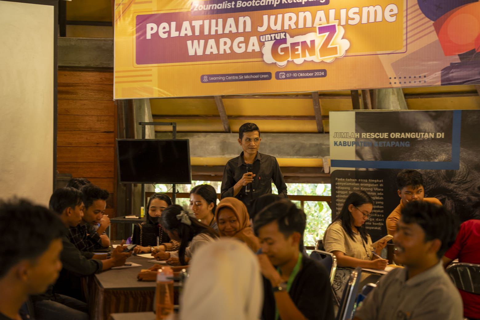 PELATIHAN: Anggota AJK saat memberikan pelatihan jurnalistik di LC Sir Michael Uren YIARI.