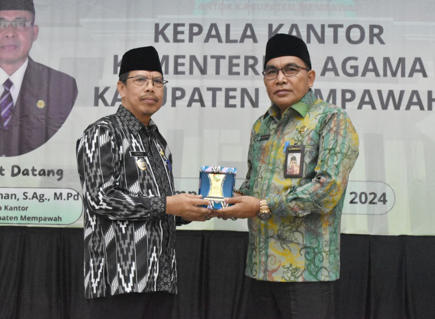 CINDERAMATA: Penjabat Bupati Mempawah Ismail memberikan cinderamata kepada Hasib Arista.