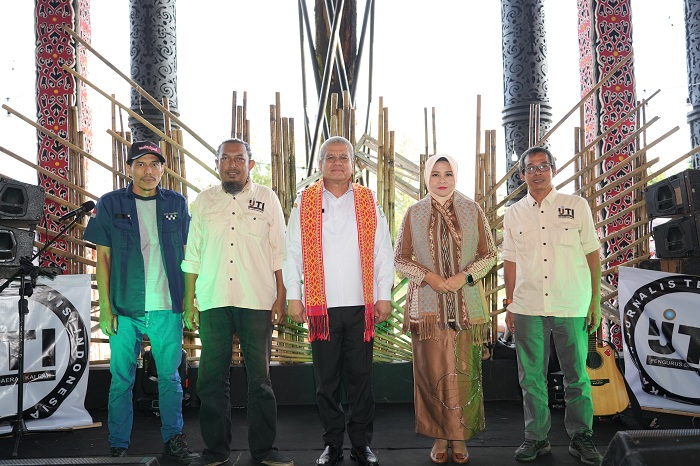 BUKA: Harisson didampingi Pj Ketua Dekranasda Kalbar Windy Prihastari membuka agenda Nongkrong Senja di Ponti yang digagas IJTI Kalbar.