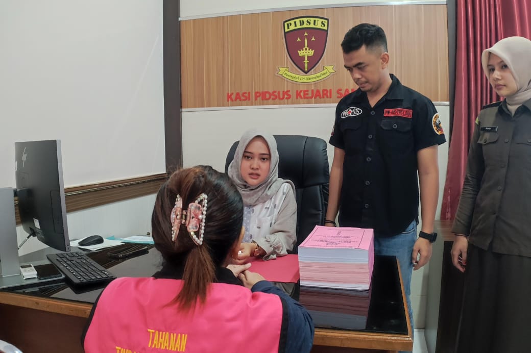Penyerahan tersangka GL dan barang bukti (Tahap dua) oleh penyidik kepada penuntut umum pada Jumat (11/10).