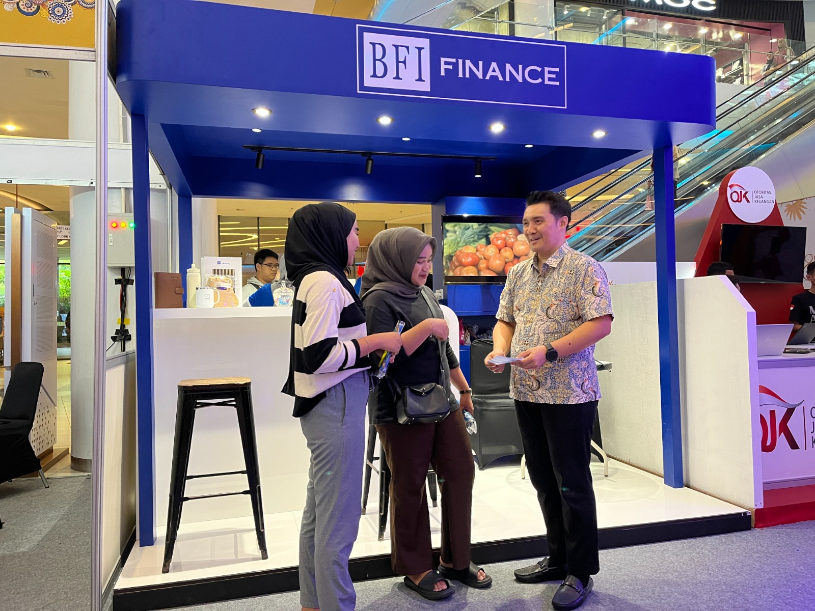 TINGKATKAN INKLUSI : Stan BFI Finance turut memeriahkan Pameran Multifinance Day, 11-13 Oktober 2024 di Gaia Bumi Raya City, Pontianak. Kegiatan ini menjadi langkah untuk meningkatkan inklusi.