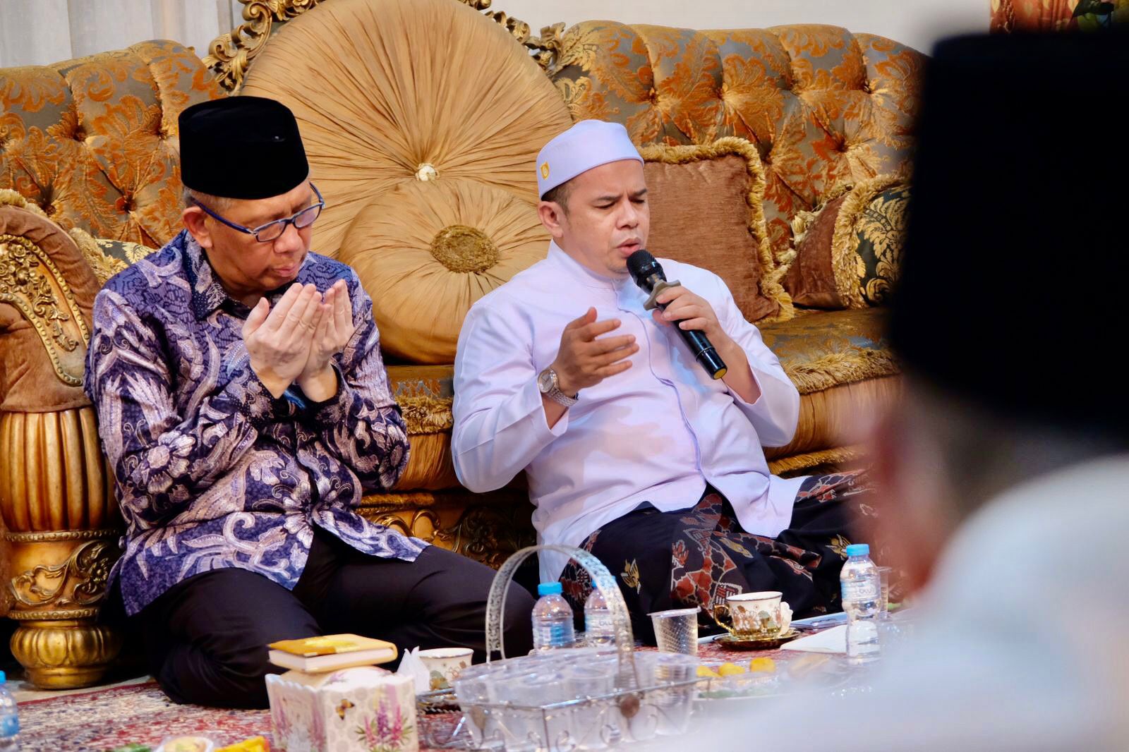 DOA : Sutarmidji bersama Habib Abdullah Ridho Bin Yahya saat berdoa di acara syukuran yang digelar di kediaman Anggota DPR RI periode 2024-2029, Yuliansyah, Kamis (10/10).