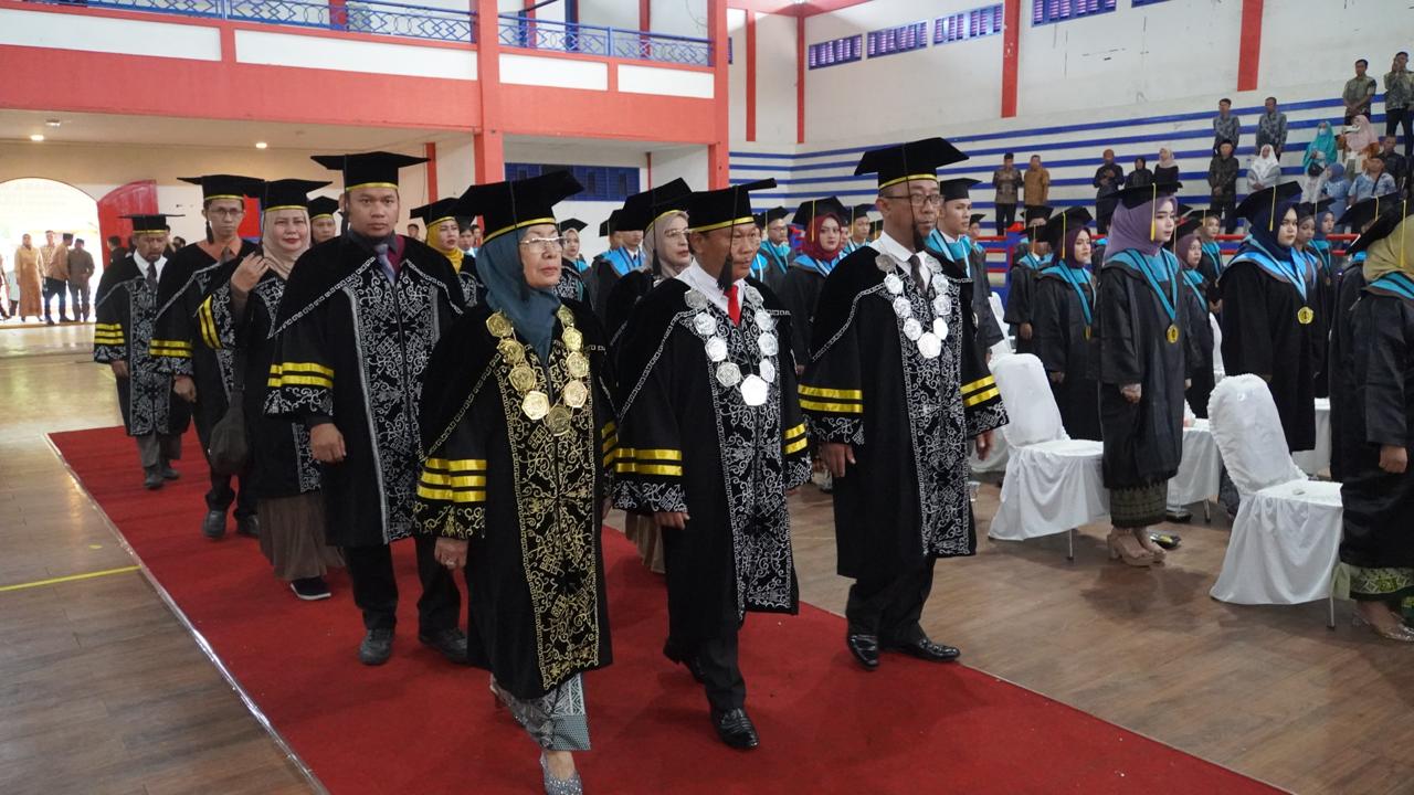 WISUDA : Pelaksanaan wisuda mahasiswa Polnep Kapuas Hulu, di Indoor Voli Putussibau, Kamis (10/10).