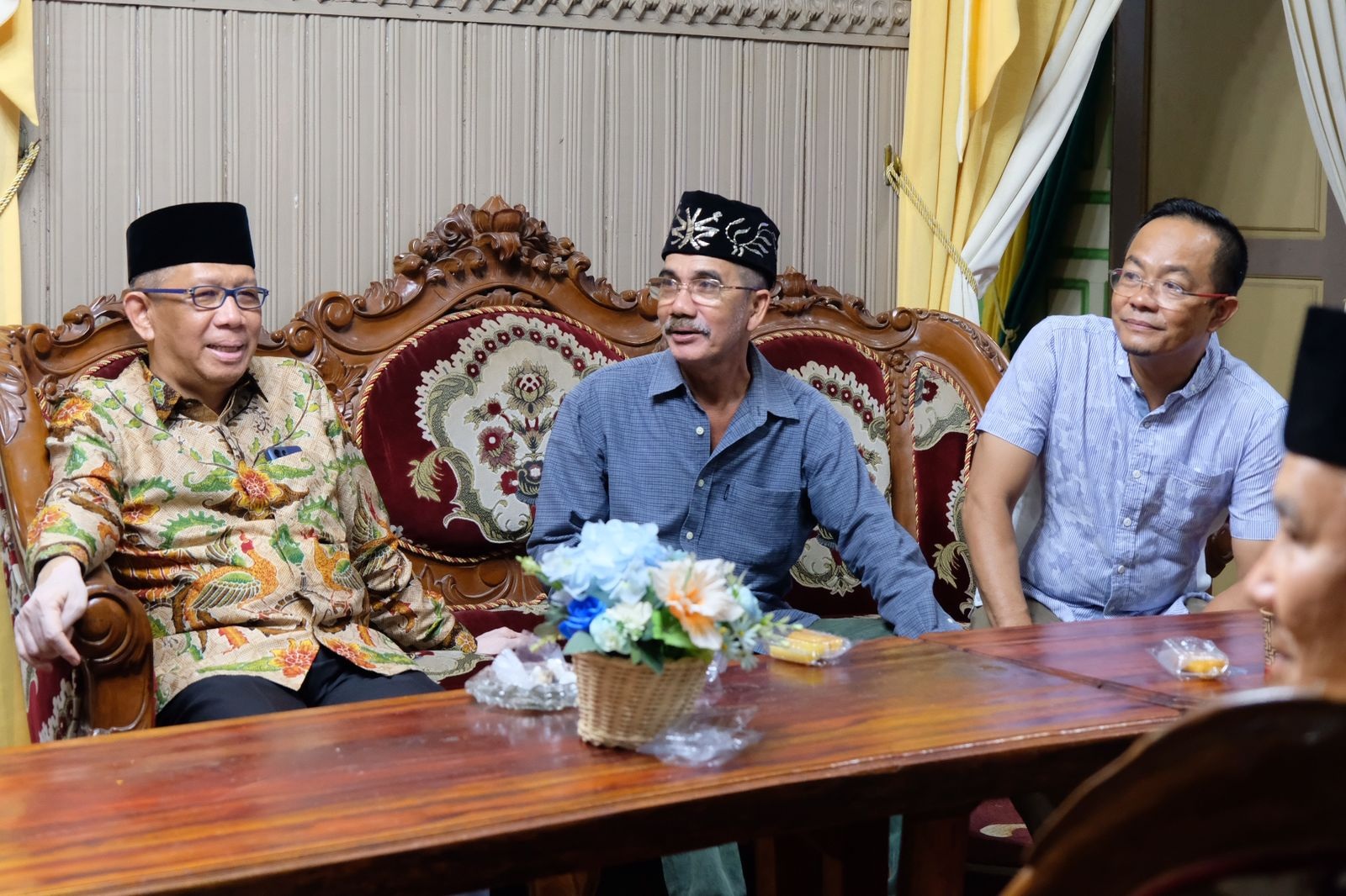 BINCANG: Calon Gubernur Kalbar nomor urut 1, Sutarmidji bersama Raja Sanggau, Pangeran Ratu Surya Negara Gusti Arman berbincang saat berkunjung ke Istana Surya Negara, beberapa waktu lalu.