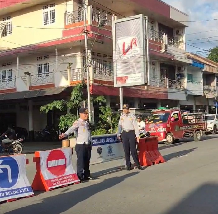 SOSIALISASI: Petugas Dishub dan Polantas Polres Singkawang saat melakukan sosialisasi di sejumlah ruas jalan yang akan dijadikan satu arah oleh Pemkot Singkawang.