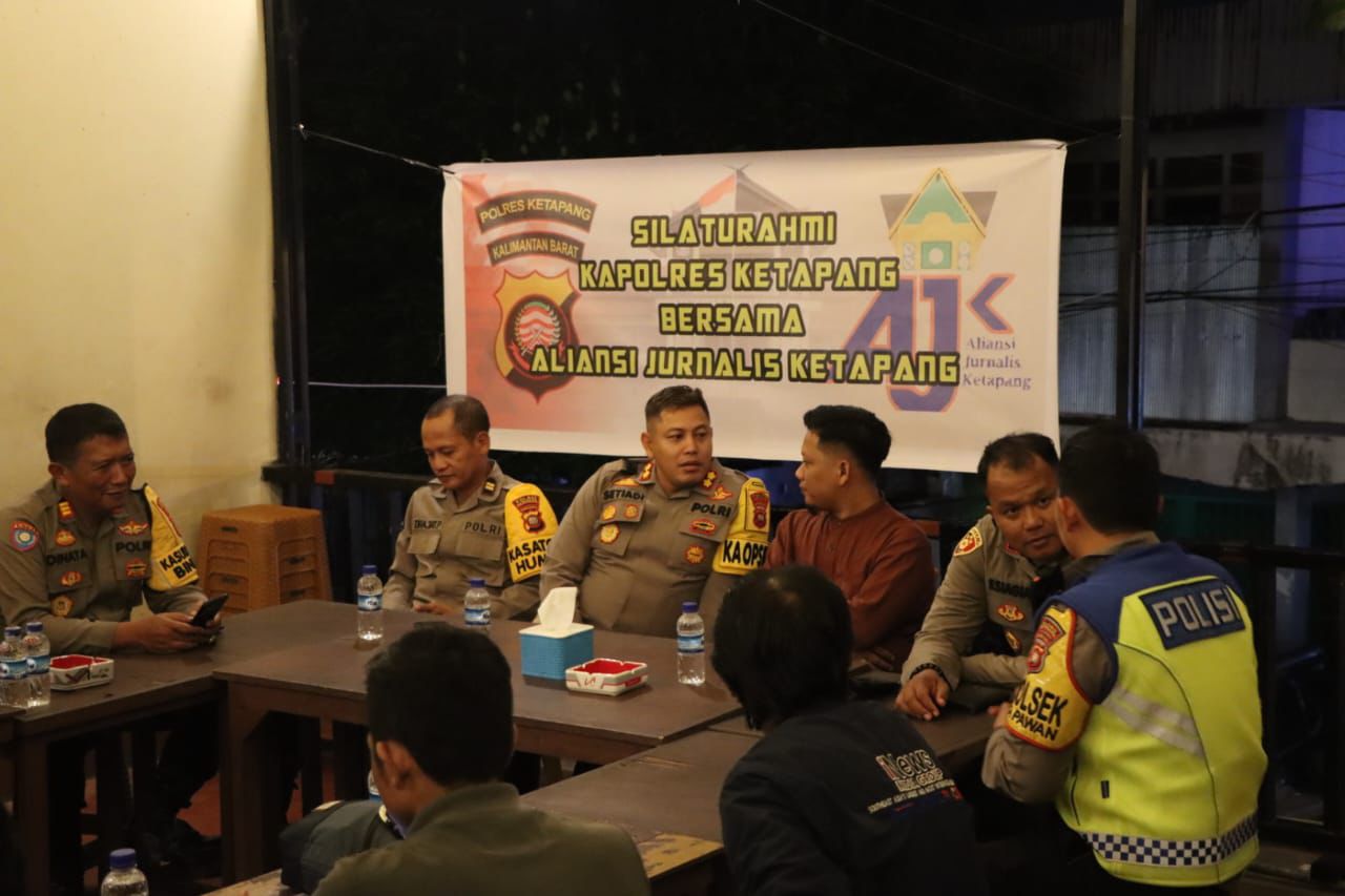 NGOPI BARENG: Kapolres Ketapang, AKBP Setiadi, ngopi bareng AJK di Sekretariat AJK, Rabu (9/10) malam.