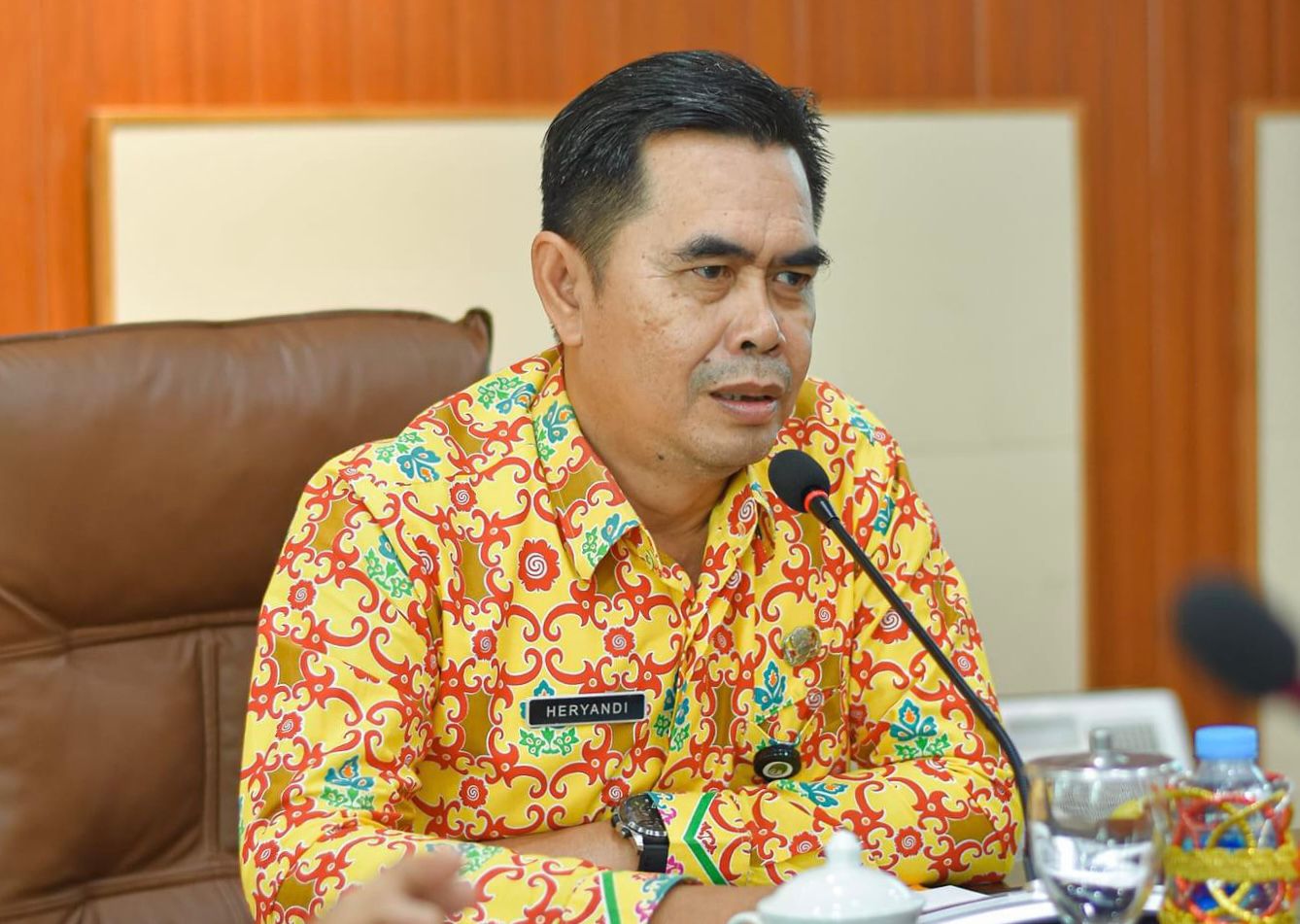 PIMPIN RAPAT: Asisten Sekda, Heryandi, memimpin rapat bersama Pemkab Sukamara, Kalteng, membahas batas daerah.