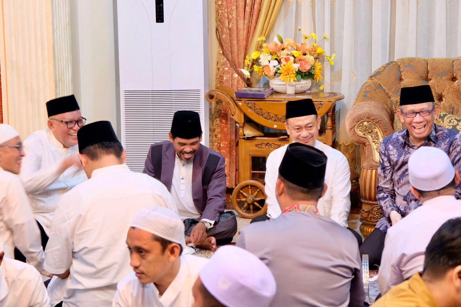SYUKURAN : Calon Gubernur Kalbar nomor urut 1, Sutarmidji berbincang bersama para tokoh lainnya saat menghadiri syukuran Anggota DPR RI periode 2024-2029 Yuliansyah, Kamis (10/10).