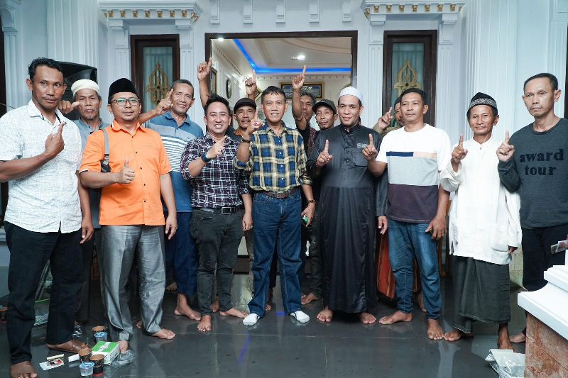 DUKUNG FARHAN: Cabup Ketapang nomor urut 1, Farhan, mendapatkan dukungan dari warga Desa Baru, Kecamatan Benua Kayong.
