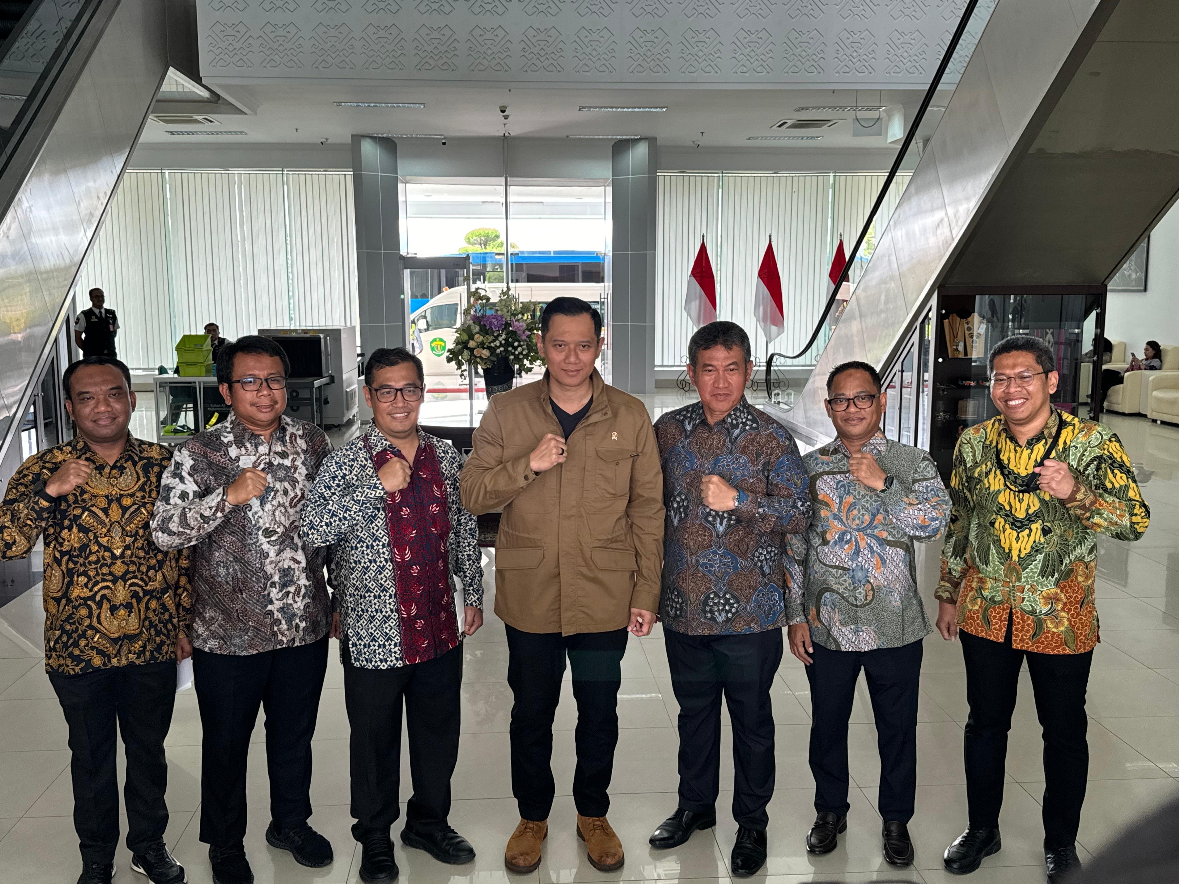 Menteri AHY menghadiri peresmian serta menyerahkan Sertipikat Tanah Elektronik Istana Garuda dan Istana Negara di Ibu Kota Nusantara (IKN).