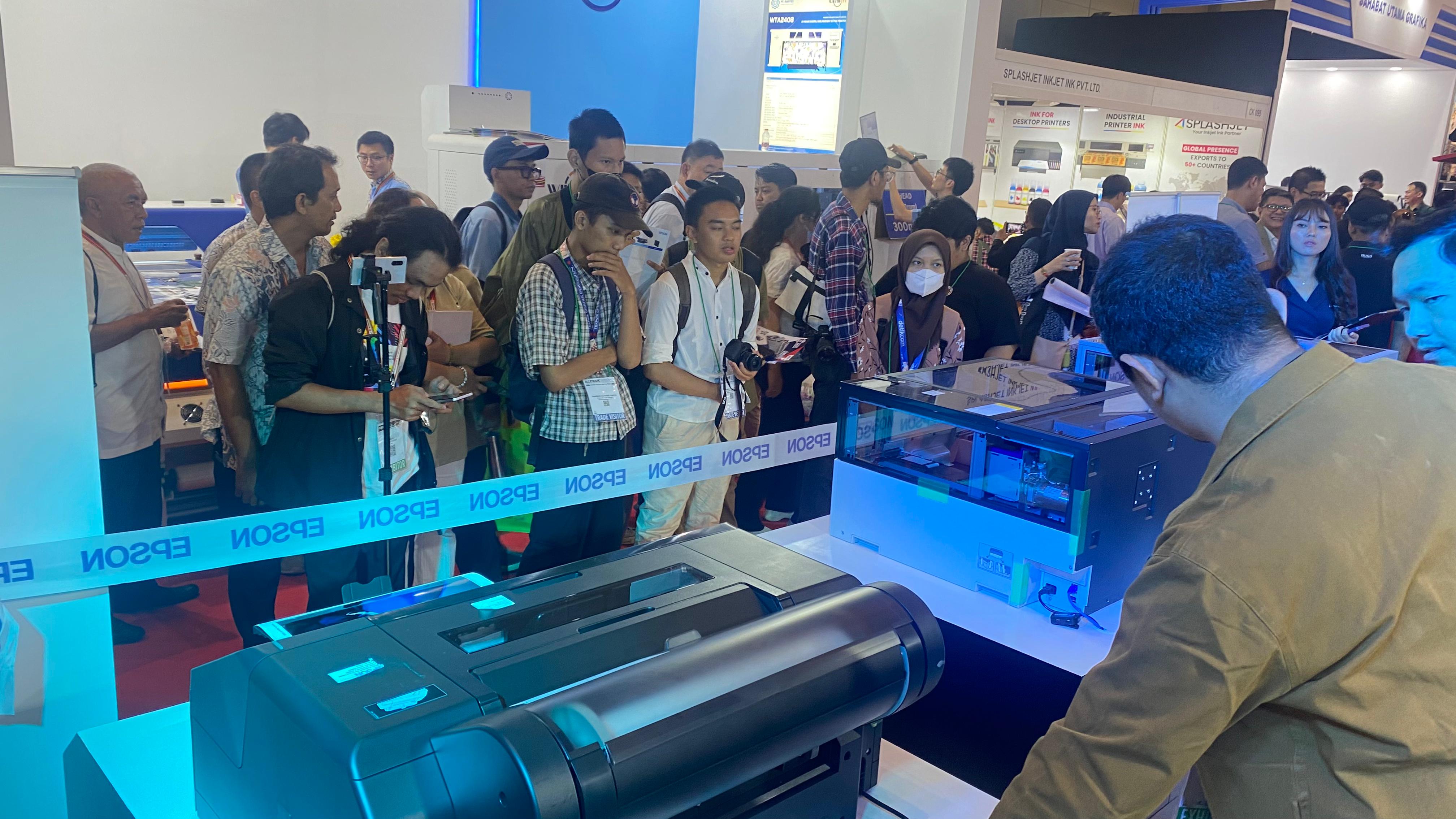 Epson Indonesia meluncurkan rangkaian printer profesional terbaru dari seri SureColor yang dirancang untuk memenuhi berbagai kebutuhan pencetakan berkualitas tinggi di industri fotografi.