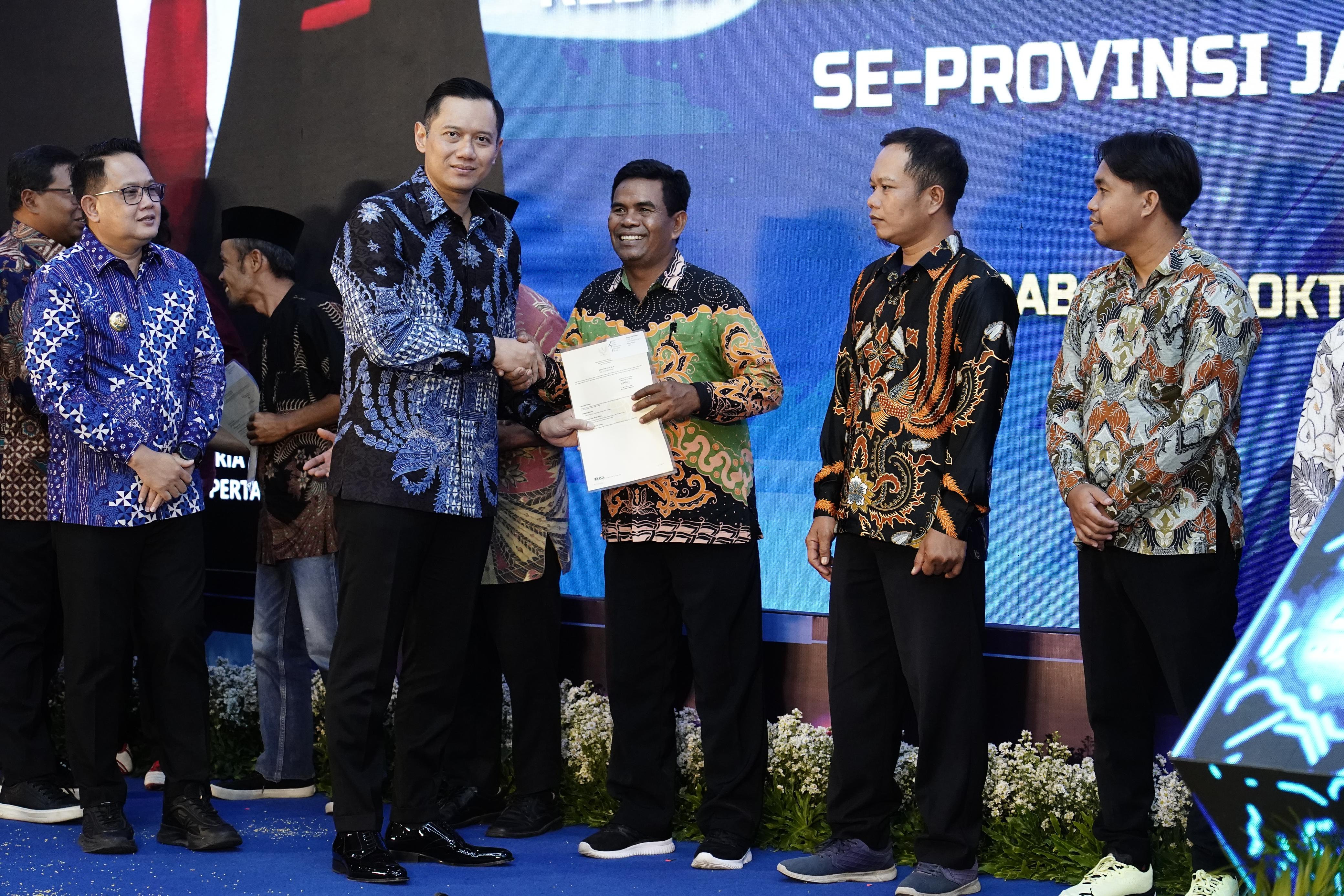 Menteri AHY memberikan sertipikat kepada Joko Santoso pada program PTSL.