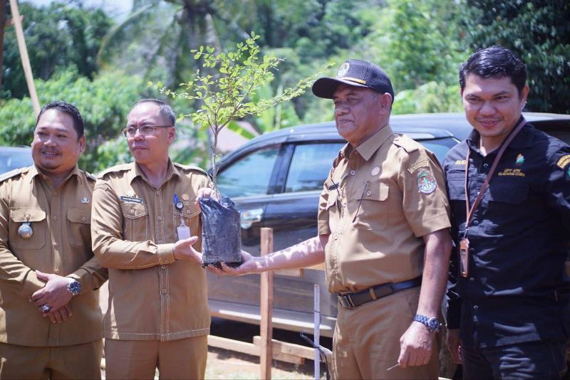 TANAM POHON: Penjabat Sekda Ketapang, Donatus Franseda, melakukan penanaman pohon di sela-sela peresmian sarana program Desa Berdaya PLN di Kecamatan Simpang Dua, Selasa (8/10) lalu.