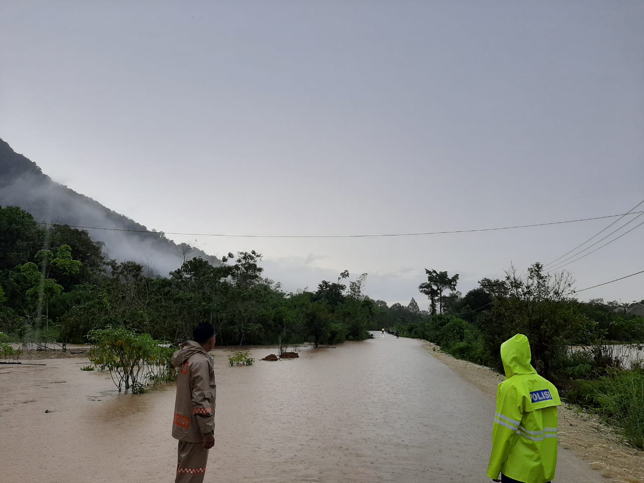 TERENDAM: Banjir bandang yang menimpa Desa Lanjak Kecamatan Batang Lupar.