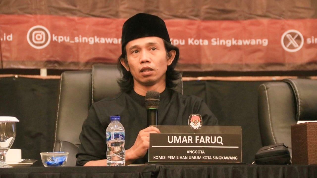 RILIS: Komisioner Divisi Perencanaan, Data, dan Informasi KPU Kota Singkawang, Umar Faruq, saat merilis data pindah memilih Pilkada 2024, Jumat (11/10).