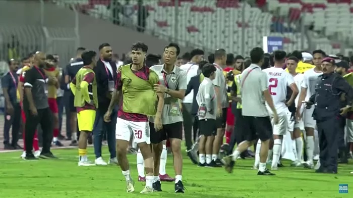 IMBANG: Kekecewaan squad Garuda saat pertandingan Indonesia vs Bahrain kemarin akibat tindakan kontroversial wasit Ahmed Al Kaf.