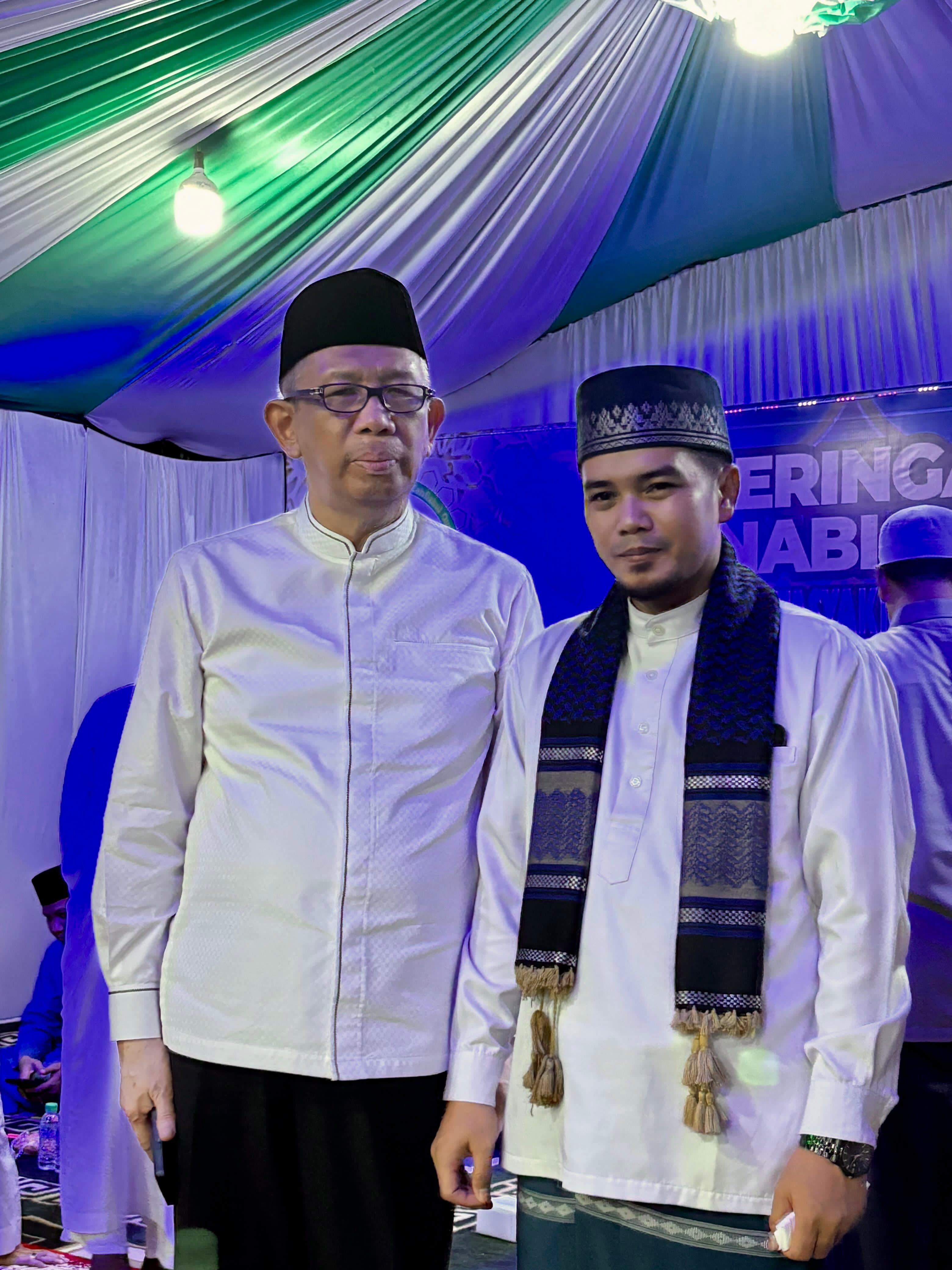 BERSAMA : Sutarmidji foto bersama penceramah atau pendakwah asal Kabupaten Sambas, Ustaz Hatoli.