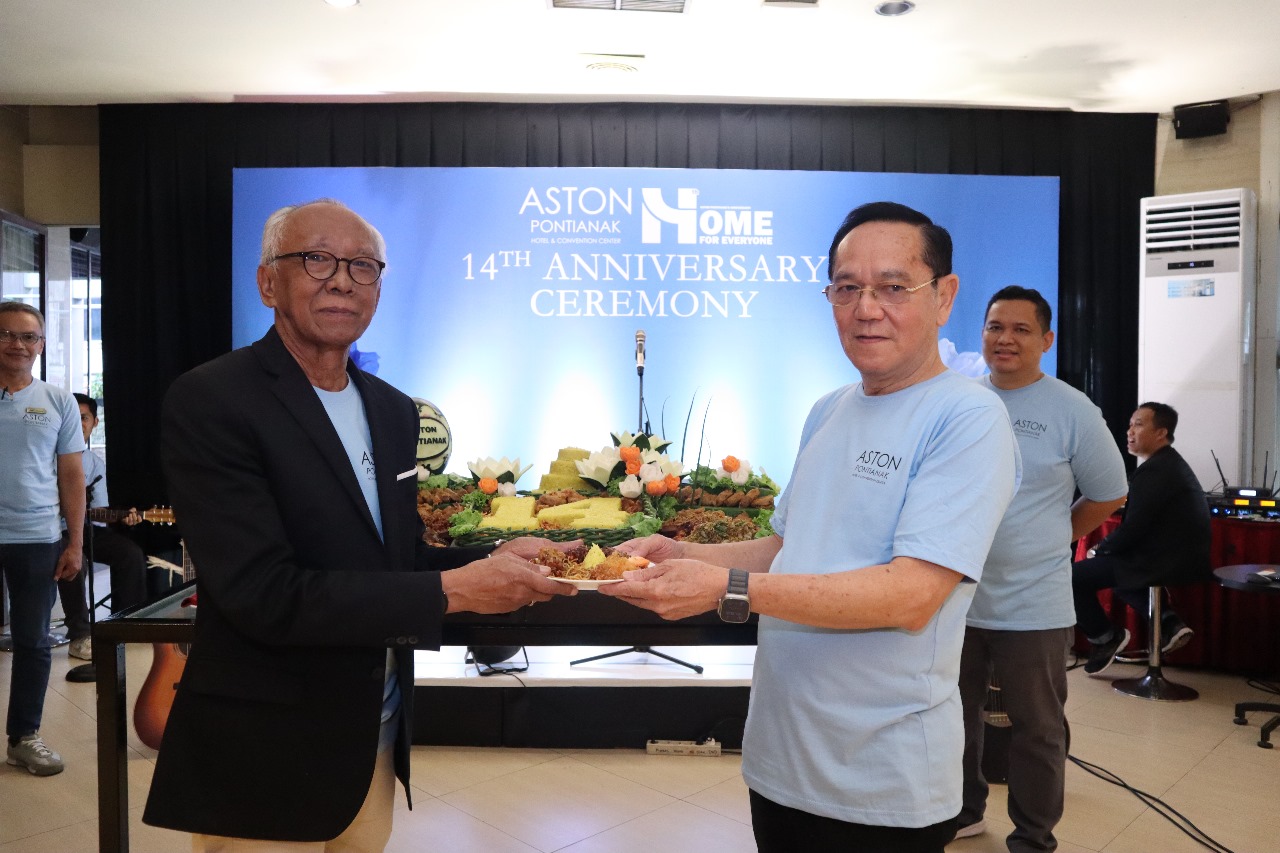 Tumpeng diberikan Direksi PT Transera Putra Khatulistiwa kepada General Manager.