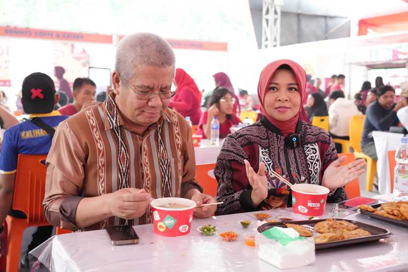 KULINERAN: Harisson dan Pj Ketua Dekranasda Kalbar Windy Prihastari Harisson mencicipi kuliner di stand kuliner dalam event Kapolri Cup.