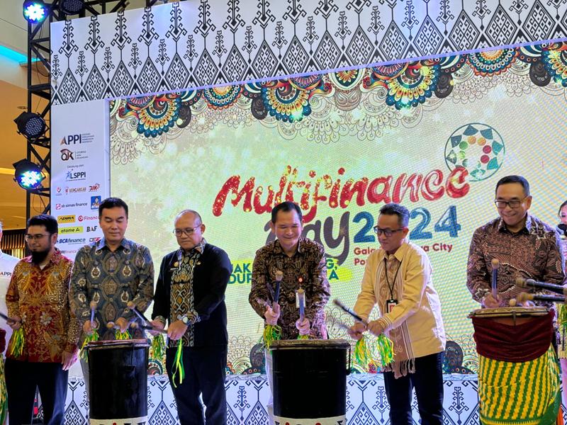 BUKA:&nbsp;Asisten II&nbsp;Setda Kalbar&nbsp;Ignasius&nbsp;IK mewakili Pj Gubernur memukul beduk bersama pejabat yang hadir tanda dibukanya Multifinance Day ke-8 Tahun 2024, Jumat (11/10).&nbsp;