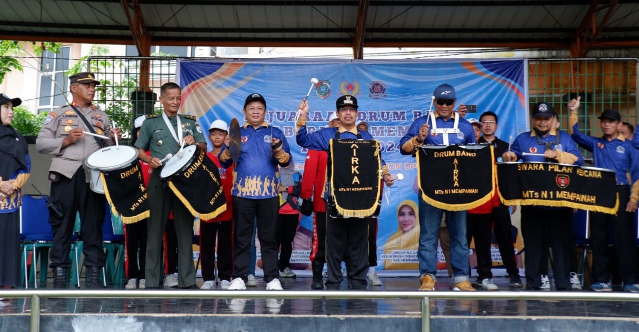 KEJUARAAN : Pj Bupati beserta para tamu undangan memukul alat musik menandai dibukanya kejuaraan drum band.