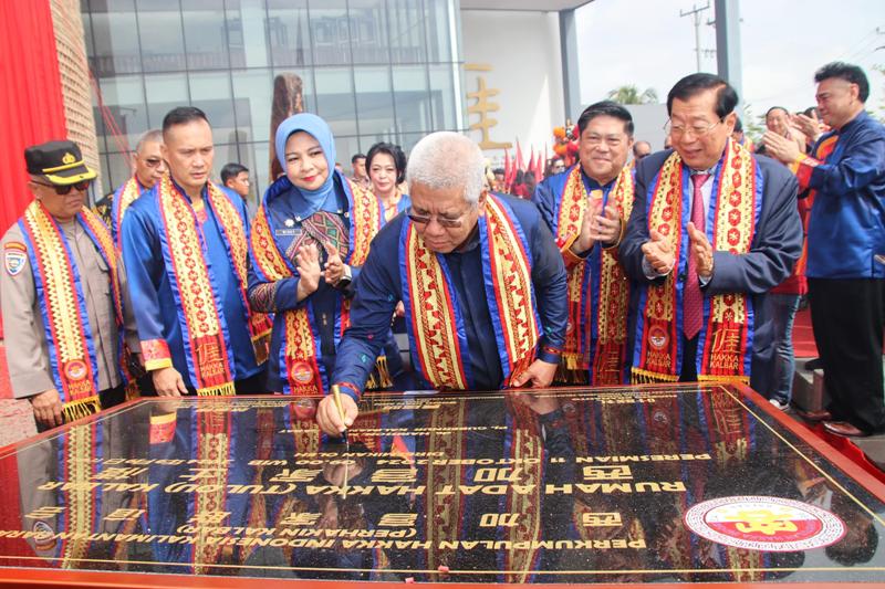RESMIKAN: Penjabat Gubernur Kalimantan Barat Harisson menandatangani prasasti dalam peresmian&nbsp;Rumah Hakka.