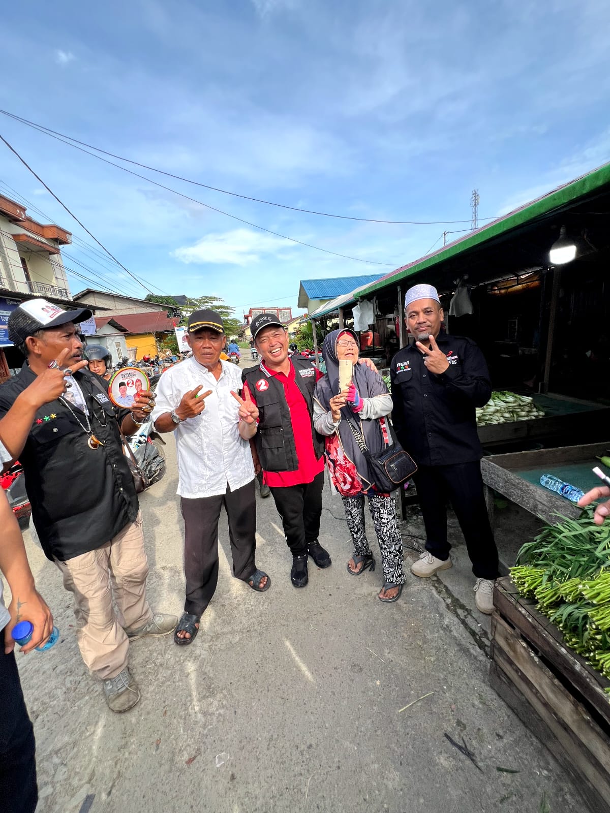 PASAR: Ria Norsan saat blusukan ke Pasar Masuka, Kabupaten Sintang, Minggu (13/10/2024) pagi.