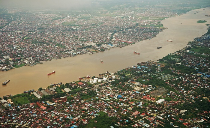 ALUR SUNGAI: Sejumlah kapal sedang lepas jangkar di tengah Sungai Kapuas untuk menunggu aktivitas bongkar muat. Kondisi alur Sungai Kapuas yang dangkal cukup berpengaruh pada aktivitas pelayaran.