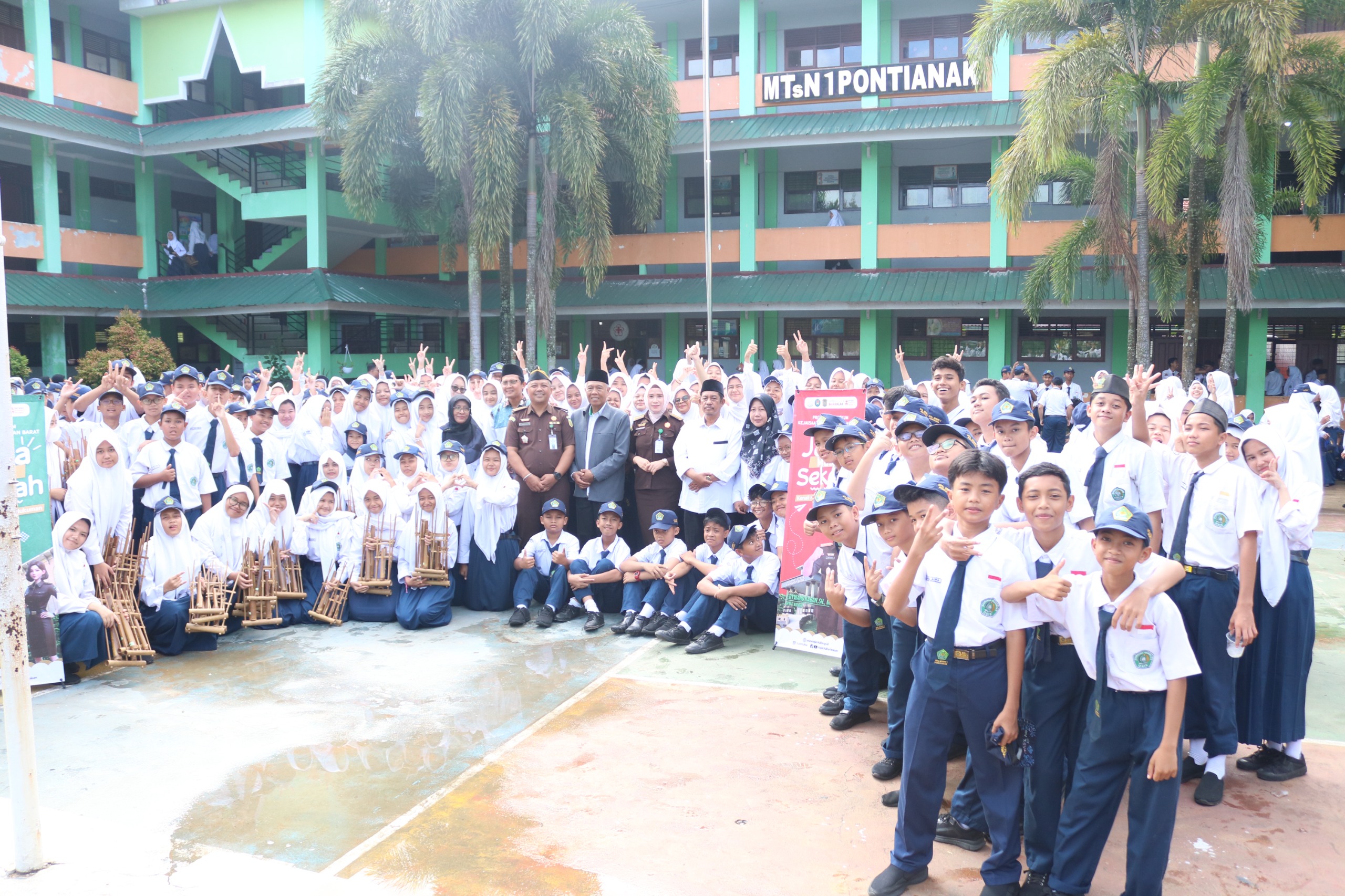 EDUKASI: Kejakasaan Tinggi Kalbar kembali&nbsp; melalui edukasi pelajar&nbsp; di MTs&nbsp; Negeri 1 Pontianak, Senin (14/10).