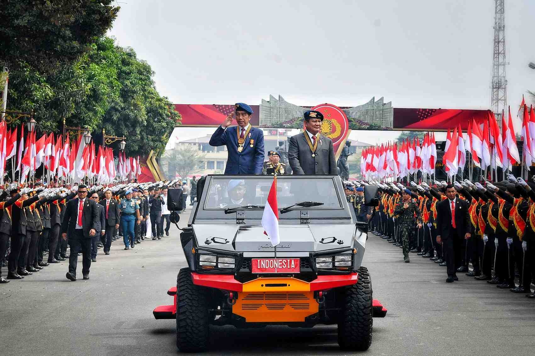 IKUT UPACARA: Presiden Joko Widodo bersama Presiden TerpiliH 2024, Prabowo Subianto berada di atas kendaraan Maung untuk mengikuti upacara penganugerahan medali kehormatan keamanan dan keselamatan.