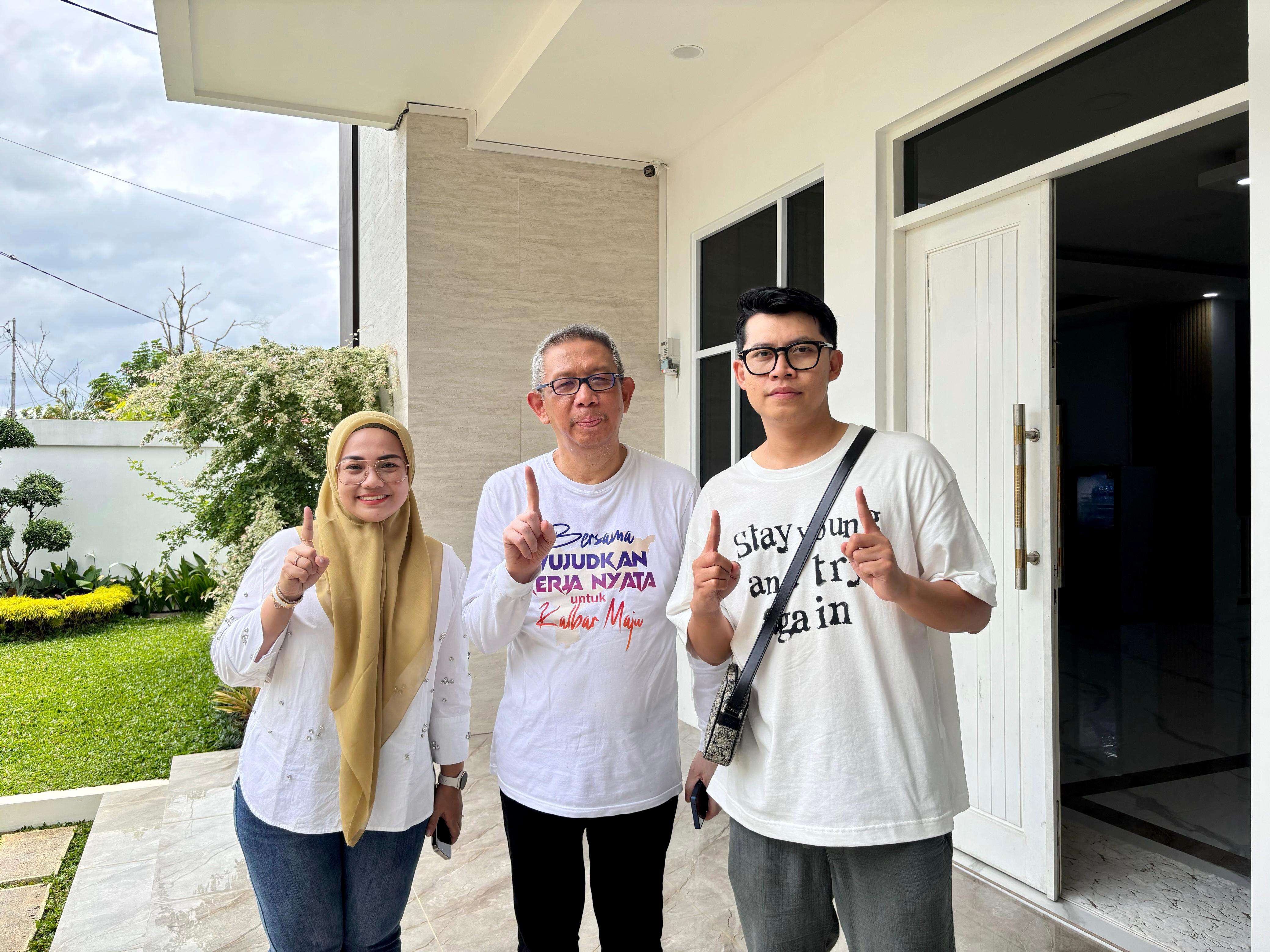 BERSAMA : Calon gubernur Kalbar nomor urut 1, Sutarmidji foto bersama Bang Evan dan Mami Tiwi Hobby Makan, Senin (14/10).