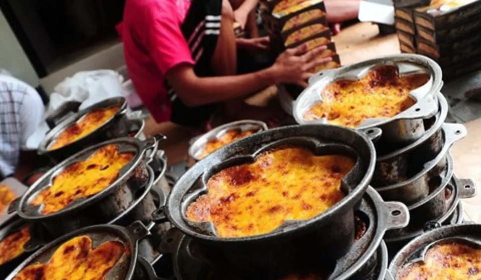 Kue Bingke Berendam Khas Pontianak, Kalimantan Barat.
