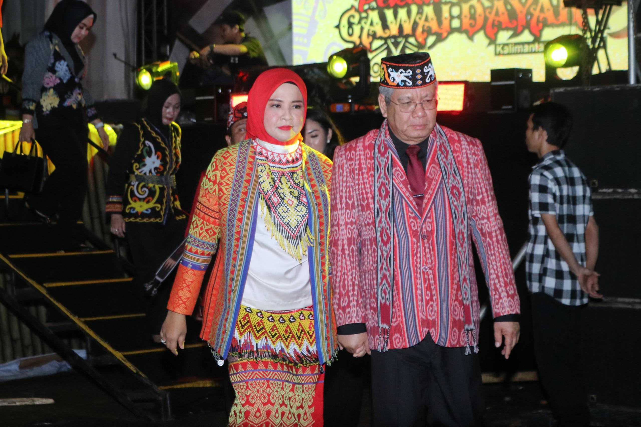 GAWAI: Pj Gubernur Harisson bersama Kepala Disporapar Kalbar Windy Harisson saat menghadiri Pekan Gawai Dayak Kalbar yang digelar beberapa waktu lalu.