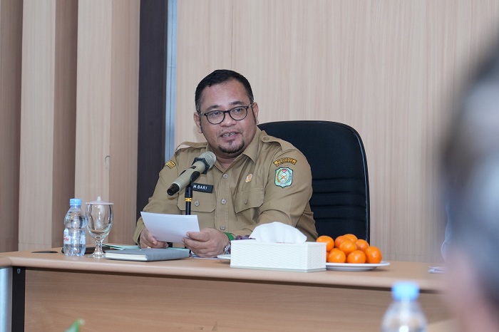 SAMBUTAN: Mohammad Bari memberikan sambutan dalam agenda Release Berita Resmi Statistik (BRS) Luas Panen dan Produksi Padi di Aula Kantor BPS Kalbar, Selasa (15/10).