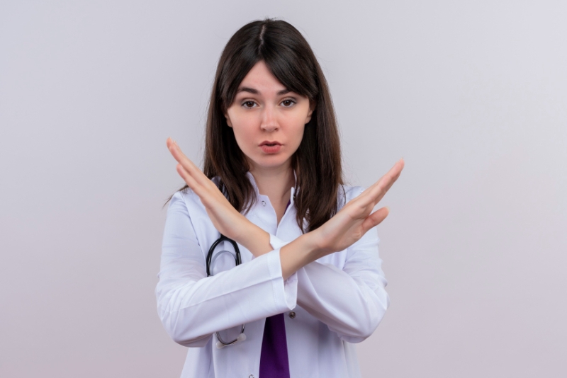 Ilustrasi dokter menjelaskan mitos kesehatan.