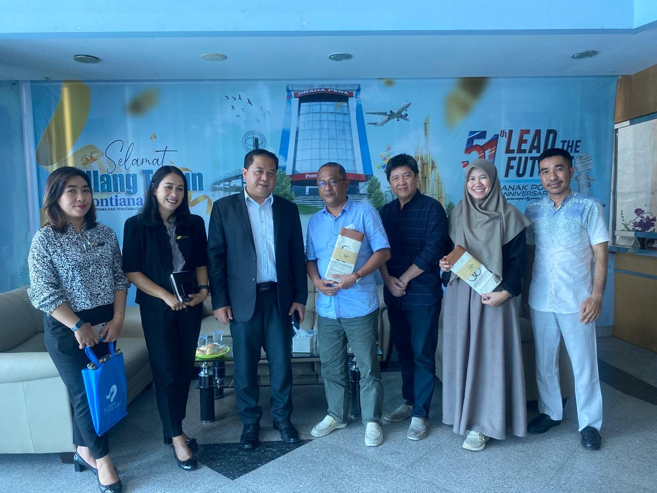 SILATURAHMI: Direktur Pontianak Post Salman Busrah dan GM Grand Mahkota Hotel Pontianak &nbsp;Yuyun Setiadi beserta jajaran berfoto bersama usai silaturahmi.
