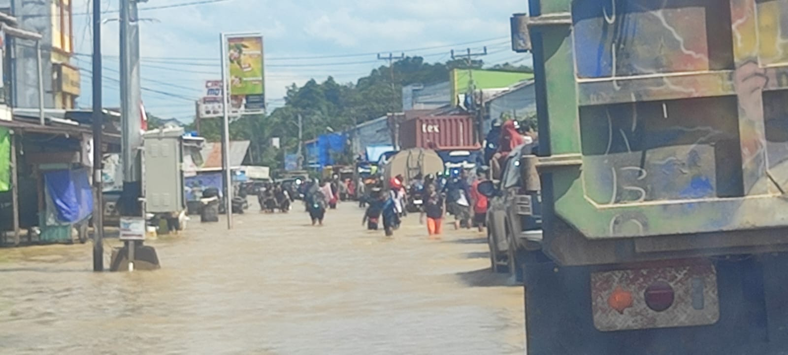 BANJIR: Sejumlah ruas jalan di jalan utama di jalan Raya Oevang Oeray tepatnya di Sosok 1 dan 2 Desa Sosok, Kecamatan Tayan Hulu, Kabupaten Sanggau, Provinsi Kalimantan Barat.