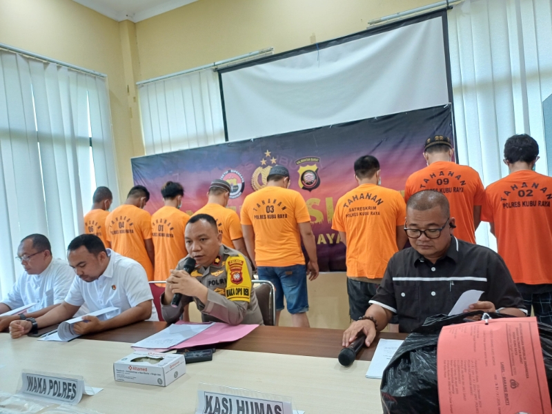 Wakapolres Kubu Raya, Kompol Hilman Malaini memberikam keterangan kepada awak media terkait kasus upaya penyelundupan narkoba jenis sabu dan ekstasi di Area Bandara Supadio, Rabu (16/10).