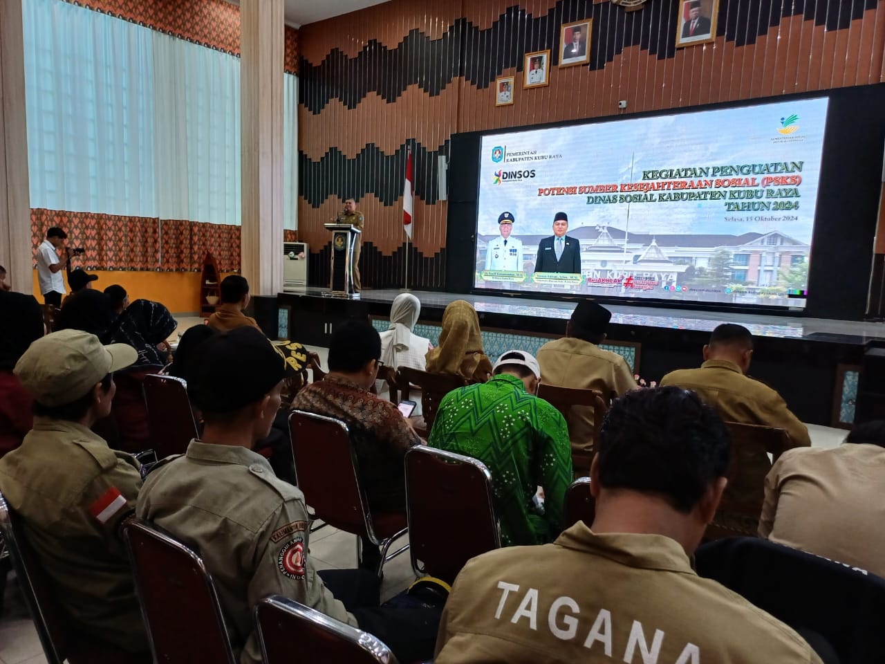 ARAHAN: Sekda Kubu Raya, Yusran Anizam memberikan arahan saat membuka penguatan di Aula Praja Utama Kantor Bupati Kubu Raya, Selasa (15/10).