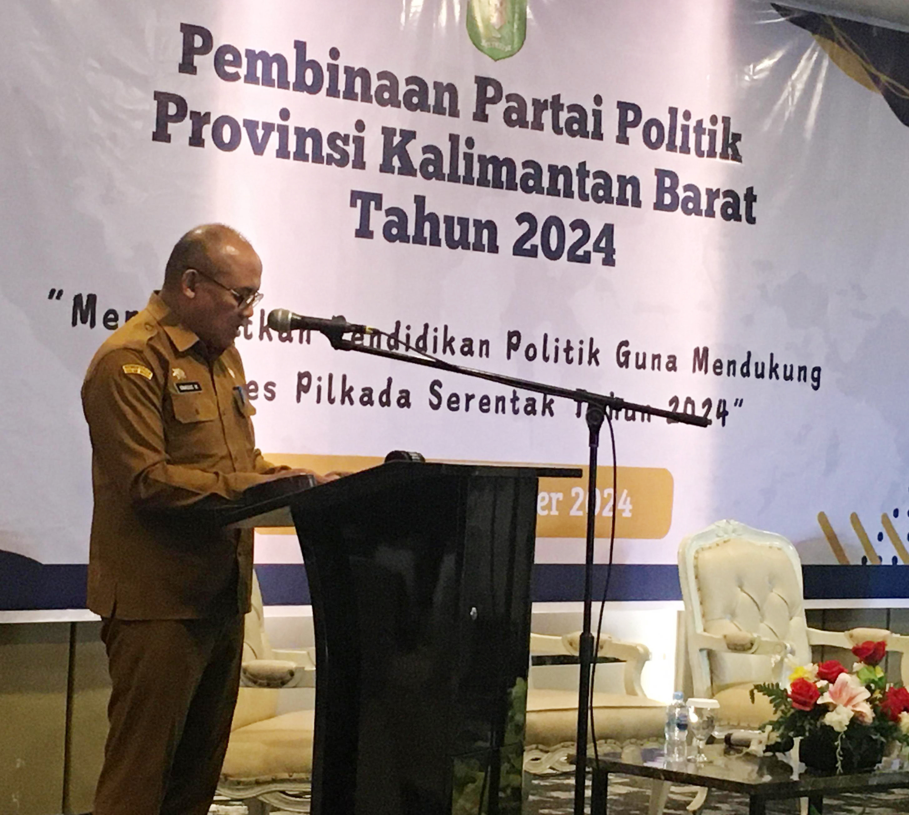 SAMBUTAN: Asisten II Sekda Provinsi Kalbar Drs Ignatius IK mewakili Pj Gubernur Kalbar saat memberikan sambutan.