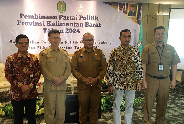 BERSAMA: Kepala Badan Kesbangpol Kalbar Drs Manto MSi foto bersama Asisten II Sekda Kalbar dan narasumber.