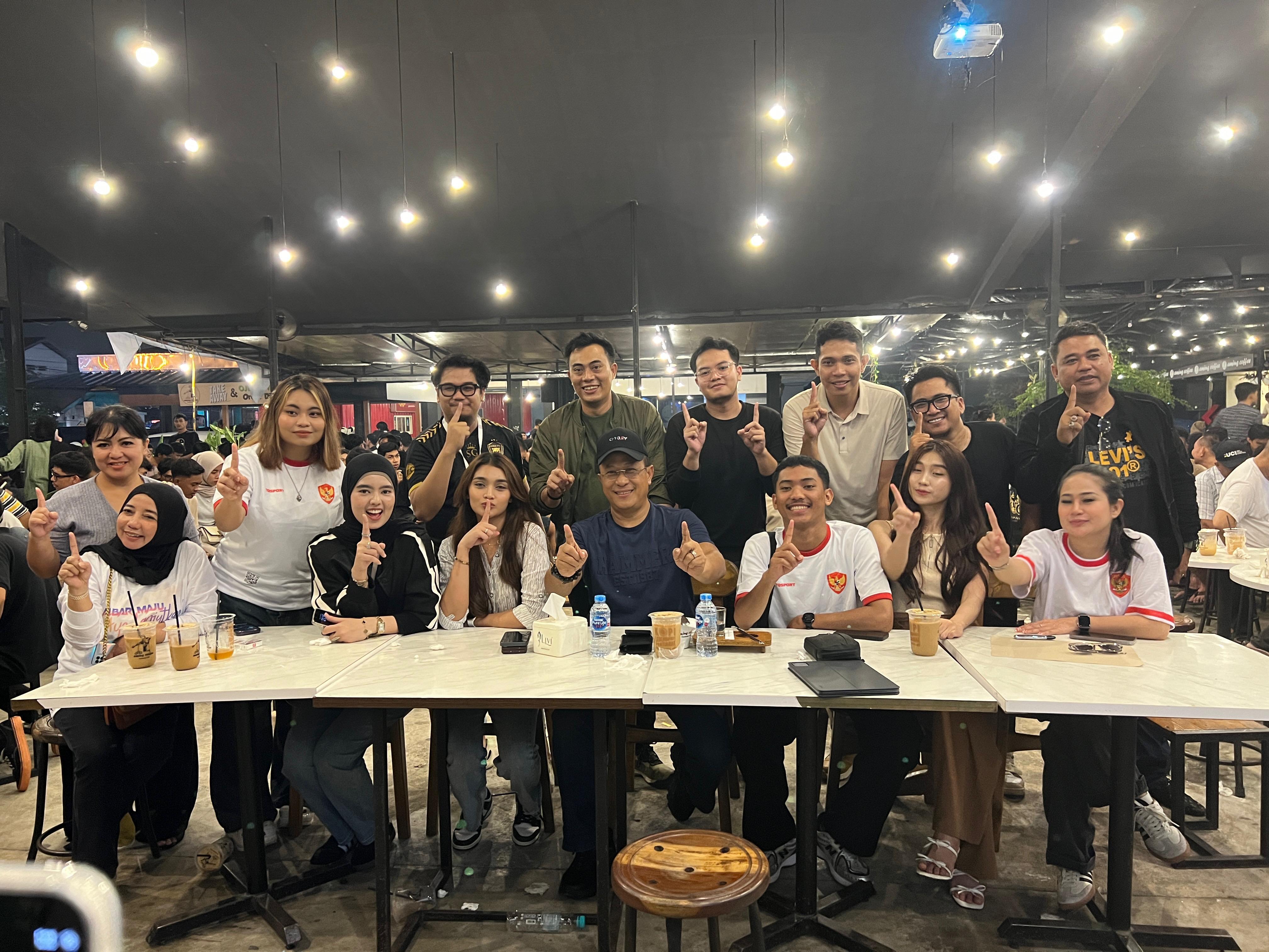 Cawagub nomor urut 1, Didi Haryono foto bersama saat nobar Indonesia VS China dengan milenial di Pontianak.