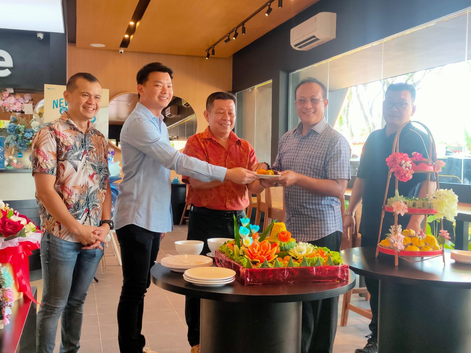 RESMIKAN : Calon Wagub Kalbar nomor urut 1, Didi Haryono saat peresmian outlet ke-42 coffee shop Lokale di Jalan Sepakat 2, Kota Pontianak, Selasa (15/10).